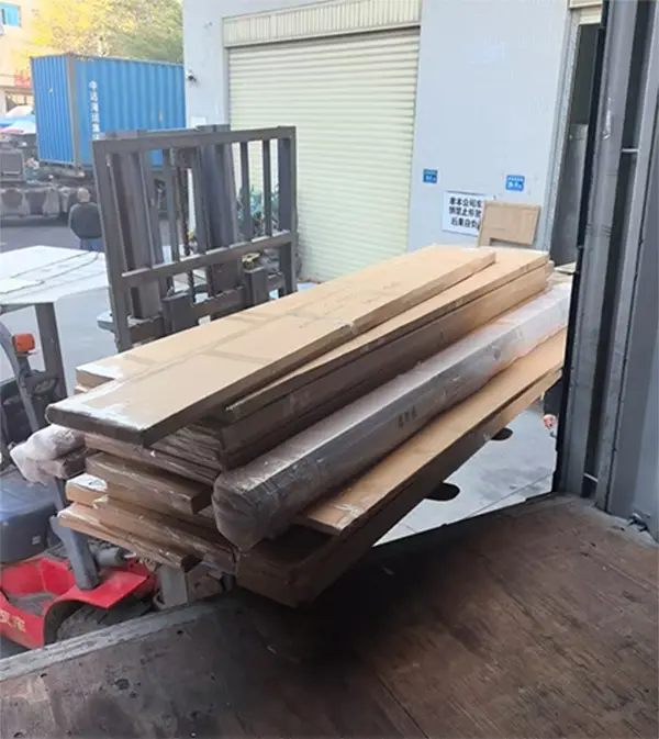 Vaatetelineet on toimitettu onnistuneesti Dubaihin