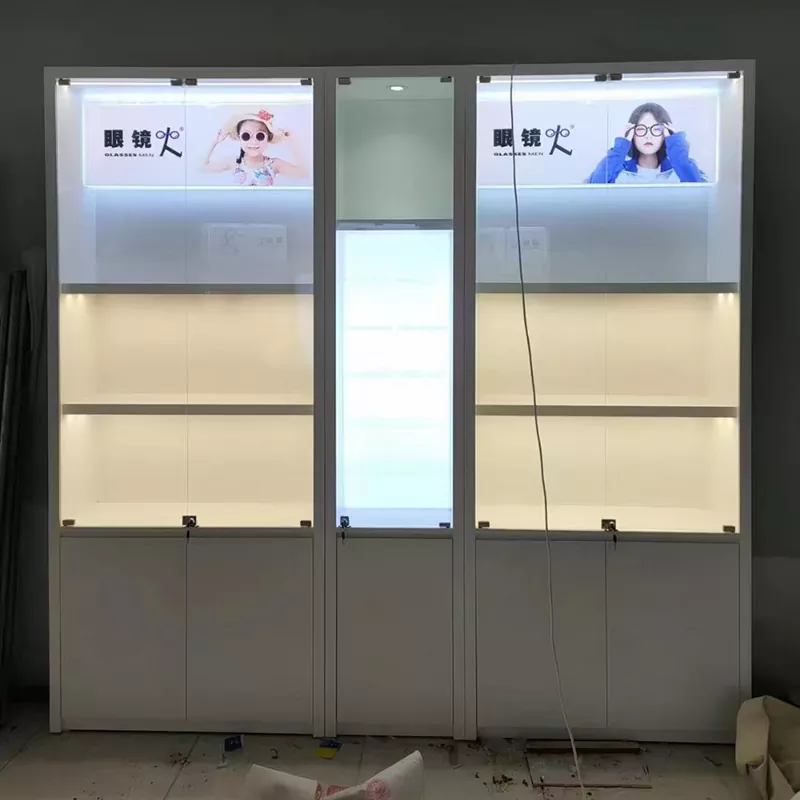 Lasiset esittelykaapit